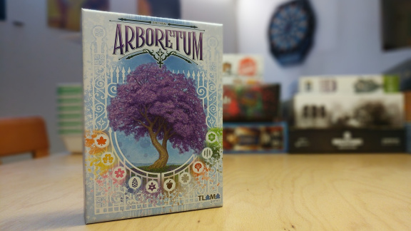 Karetka Arboretum – recenze zdánlivě milé, ale nelítostné bitvy stromů