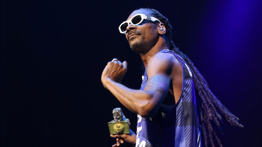 Snoop Dogg se rozčílil při hraní hry, poté zapomněl vypnout stream a nevědomě vysílal několik dalších hodin