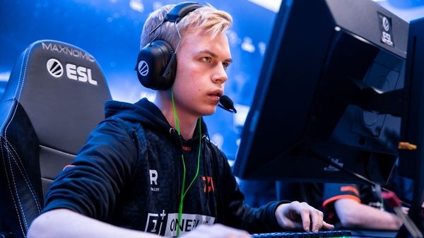 Teprve v patnácti letech se stal součástí slavného týmu, nyní už jako dospělý prodlužuje smlouvu