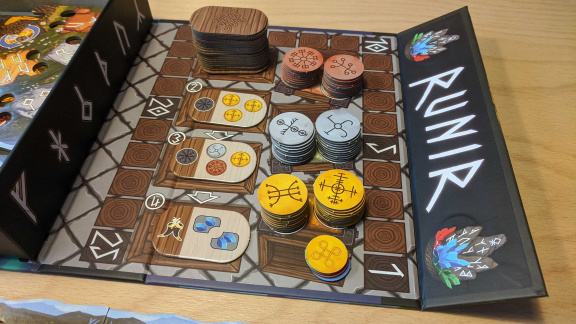 Deskovka Runir – recenze islandské hry s českými kořeny
