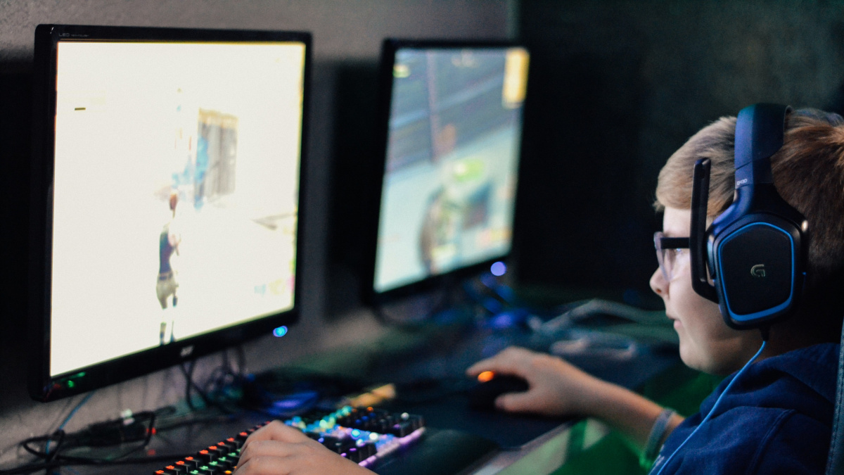 Aim assist kazí hru. Streameři se dohadují, jestli je na střílečky lepší gamepad nebo myš