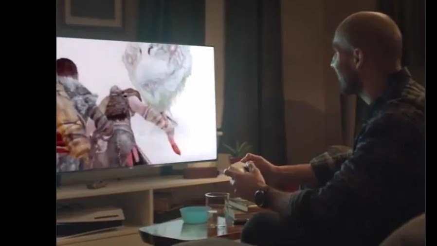 Sony zveřejnila a hned zase smazala reklamu s obrácenou konzolí PS5