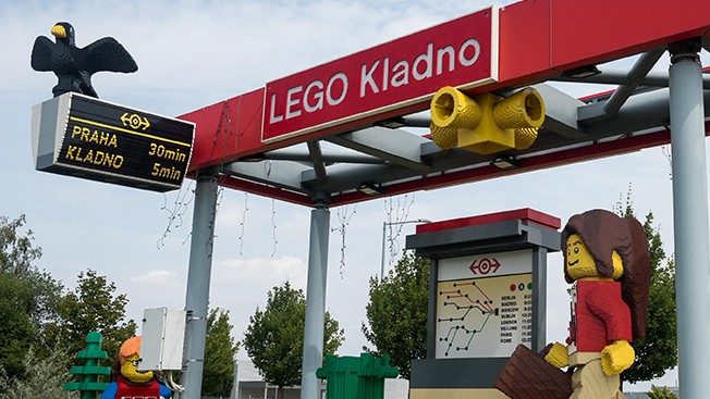 Práce mezi kostičkami LEGO® v kladenské továrně představuje stabilní zaměstnání i v nestabilní době