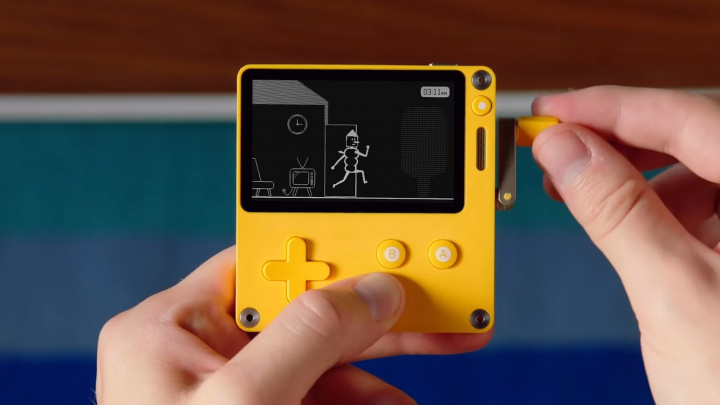 Zvláštní handheldová konzole s kličkou Playdate hlásí nemalé výrobní problémy