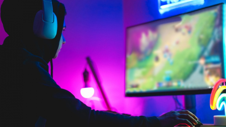 Streameři vysvětlují odchody z Twitche na YouTube. Hlavní jsou nepřekvapivě peníze.