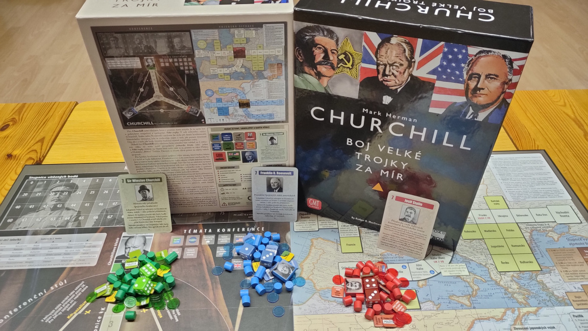 Deskovka Churchill – recenze hutné politické strategie pro náročné