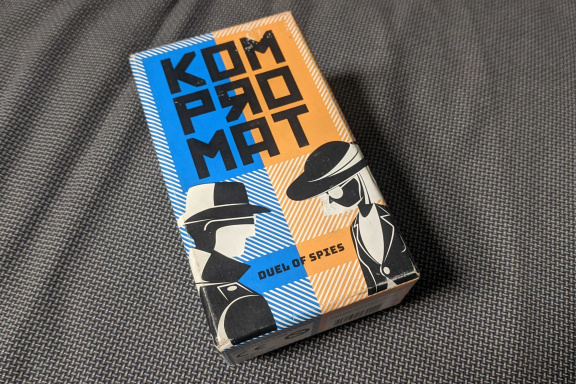 Deskovka Kompromat – recenze skvělého hazardu pro dva