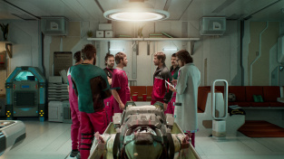 Nešikovné užití AI budí další kontroverze. Hráči The Alters našli zbytky odpovědí na prompty