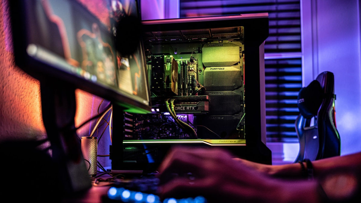 Navrhujeme herní počítač na léto. PC sestava do 30 000 Kč, levnější varianta i high-end pro 4K