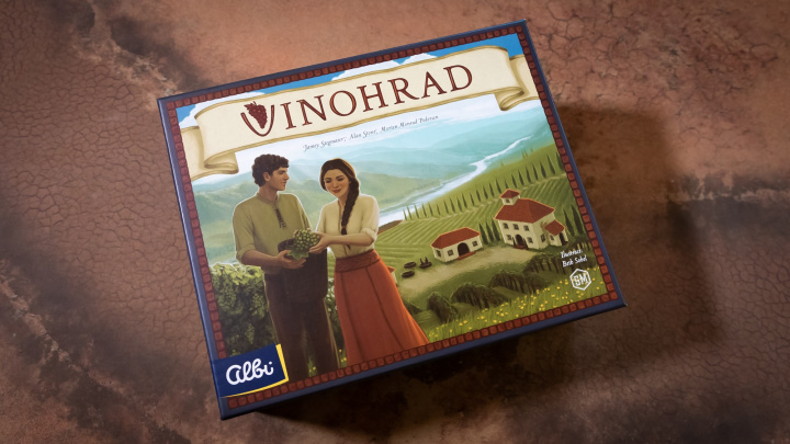 Deskovka Vinohrad – recenze bobulovité bitvy vinařů