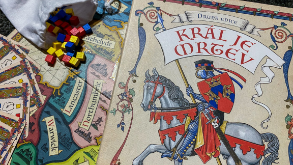 Deskovka Král je mrtev – recenze tahanice o panovnické žezlo