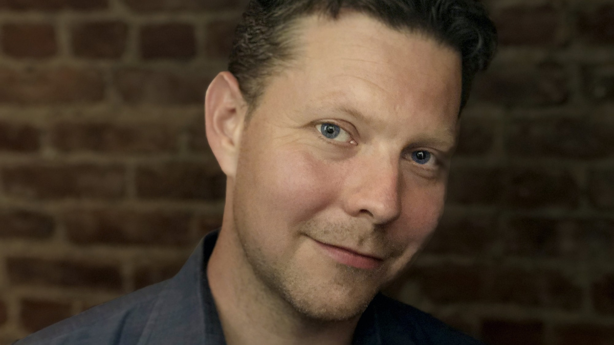 „Kdybych měl 100 milionů dolarů, vyprávěl bych všechny příběhy na světě!“ – rozhovor se Samem Barlowem, autorem Her Story