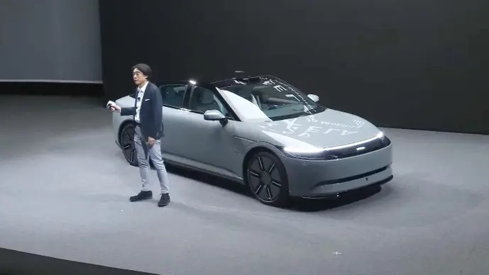 Sony na CES 2024 předvedla auto řízené ovladačem DualSense