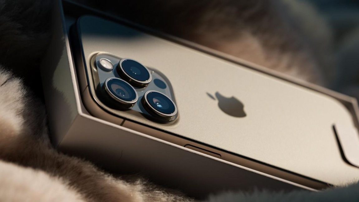 Ceny nových iPhonů a Samsungů letí dolů. Teď jsou v Česku na minimu