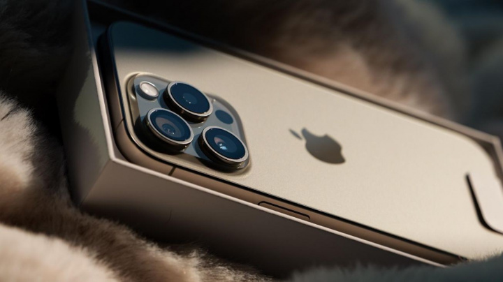 Ceny nových iPhonů a Samsungů letí dolů. Teď jsou v Česku na minimu