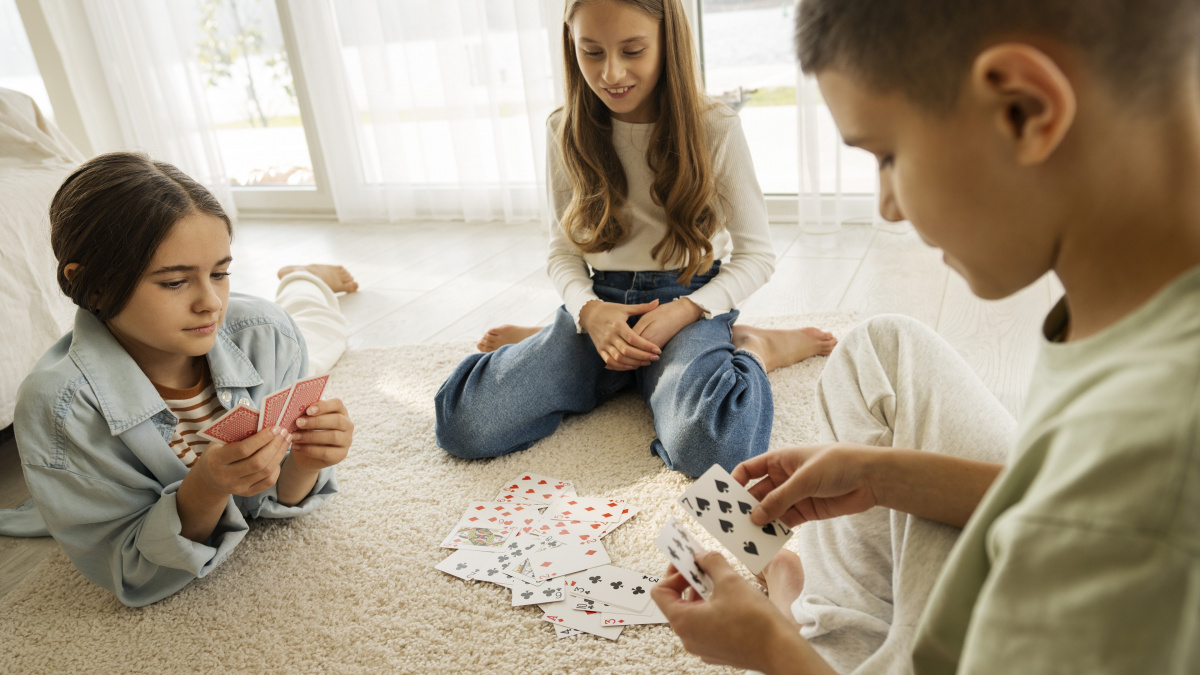 Hazardní hry obklopují děti odmala. Jak je ochránit? Mariáš a žolíky s rodiči o desetníky jsou OK.