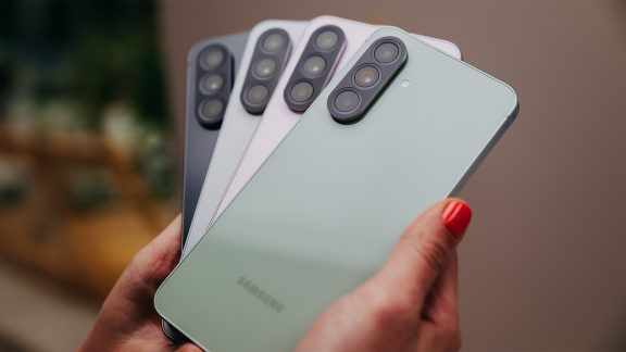 Samsung představil nový nejprodávanější telefon. Je skvělý a není drahý
