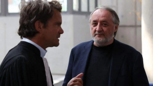 Serge Hascoët (vpravo) mluví se svým právníkem u soudu v Bobigny
