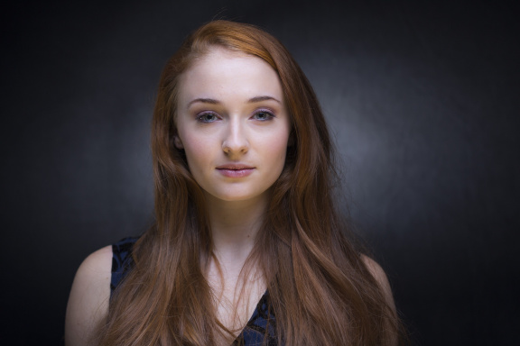 Laru Croft si v seriálu zahraje Sophie Turner