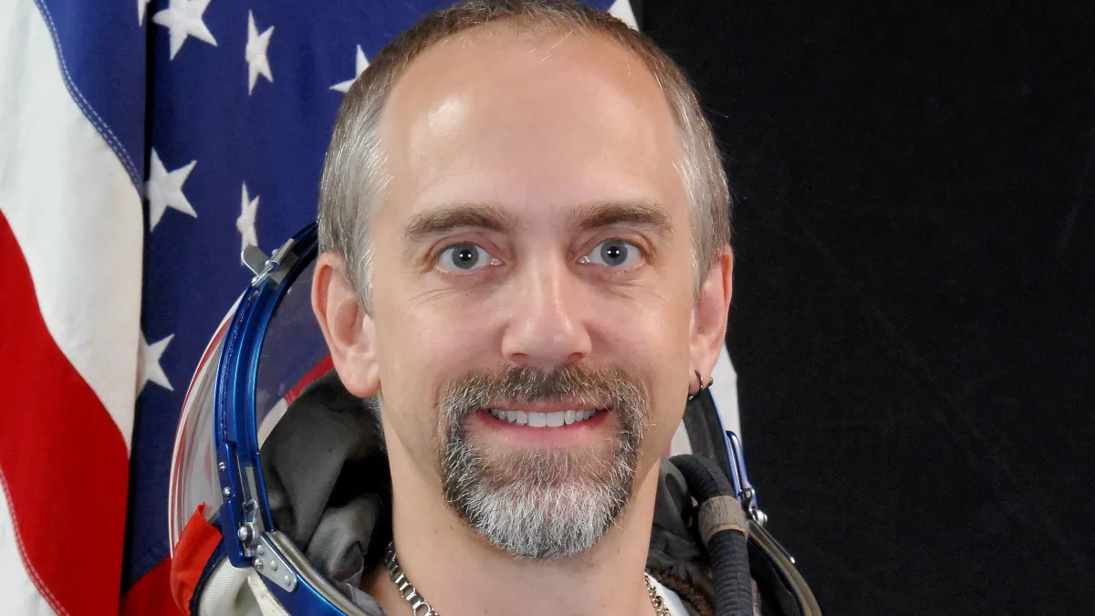 Richard Garriott chce získat zpět Ultimu. Pomoct mu má padesát let starý zákon