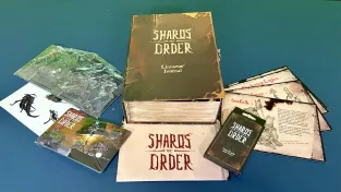 Srpnová soutěž pro předplatitele o sběratelku Shards of Order i se hrou