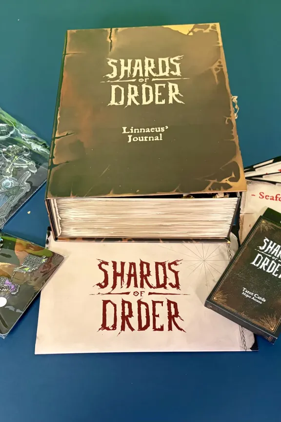 Srpnová soutěž pro členy Games Premium o hru a sběratelku Shards of Order