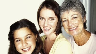 Ženy utrácejí více, ale mají lepší přehled o svých penězích. Muži více užívají kreditky