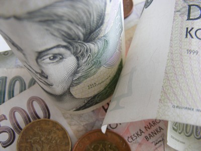 Průměrná mzda loni stoupla na 23,5 tisíce, díky inflaci nejméně za 10 let