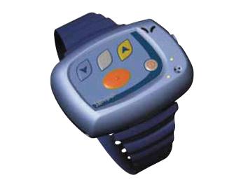 Starší a nemocní lidé si mohou zavolat pomoc jedním tlačítkem odkudkoliv