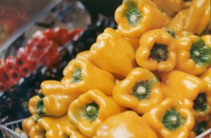 Supermarkety vedou nekalou cenovou válku proti zemědělcům