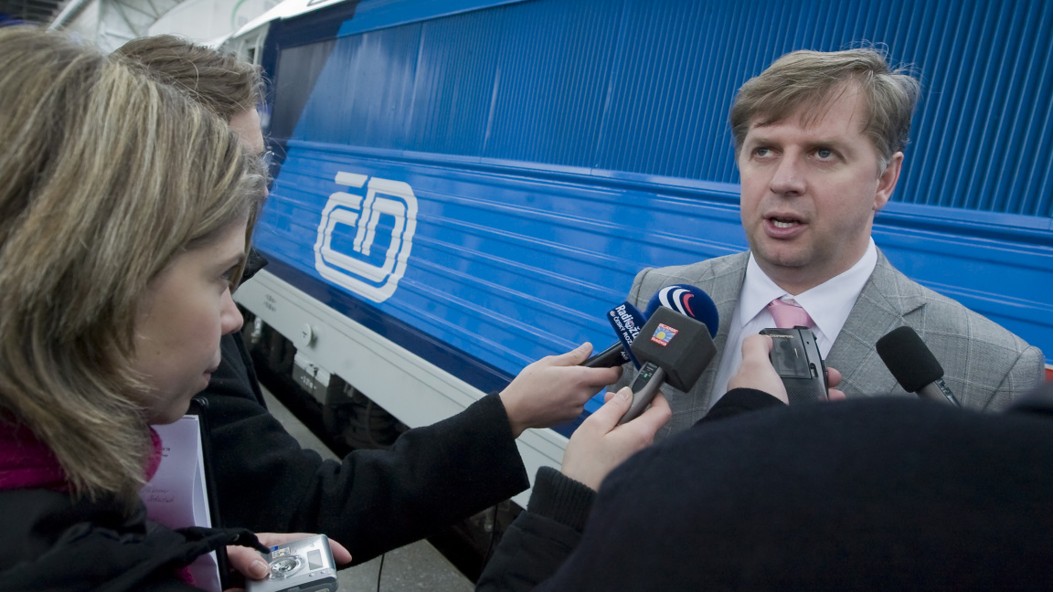 Manažeři ČD si po dohodě s ministrem dopravy snižují platy a ruší bonusy