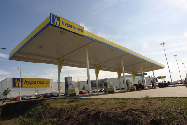 Češi nakupují více benzinu a nafty u hypermarketů