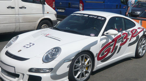 Brněnský okruh opět láká na největší sraz sportovních aut pro veřejnost