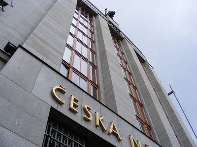 Zisk českých bank klesl o 6,6 pct, klesl i počet bankéřů
