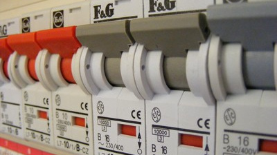 Spotřeba elektřiny v ČR klesla o 15 procent