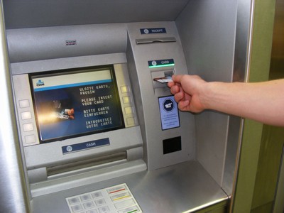 Češi si průměrně otevírají běžný účet ve svých 24 letech