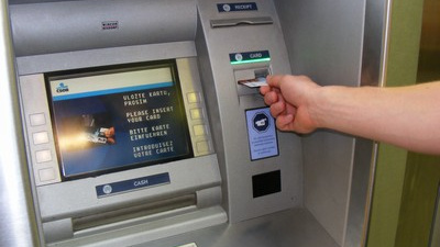 Češi si průměrně otevírají běžný účet ve svých 24 letech