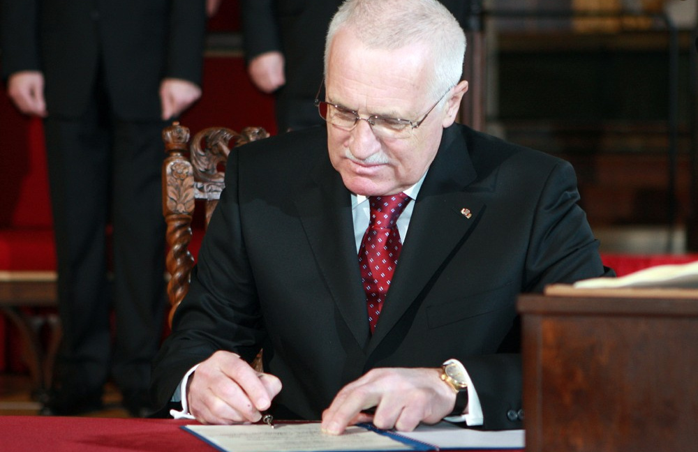 Prezident odmítl protikrizový balíček ČSSD včetně šrotovného