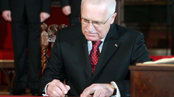 Prezident odmítl protikrizový balíček ČSSD včetně šrotovného