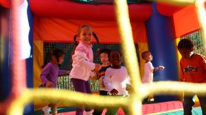 V Česku chybí mateřské školky, stát neplní kvóty. Nahradí je firemní školky?