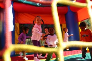 V Česku chybí mateřské školky, stát neplní kvóty. Nahradí je firemní školky?