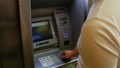 Na bankomatech může být podvodné zařízení zadržující hotovost při výběru