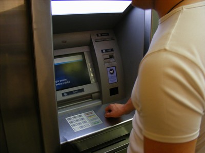 Na bankomatech může být podvodné zařízení zadržující hotovost při výběru