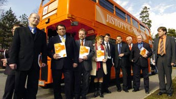 ČSSD chce bojovat s lichvou a podpořit bezúročné půčky. Další slib před volbami?