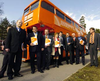 ČSSD chce bojovat s lichvou a podpořit bezúročné půčky. Další slib před volbami?