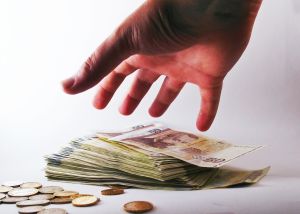 Neplatí vám zaměstnavatel mzdu? Přečtěte si jak získat mzdovou náhradu od státu