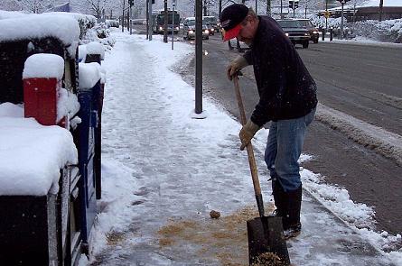Kdo odpovídá za úklid a bezpečnost chodníku?