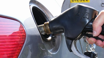 Průměrné ceny pohonných hmot po delší době rostou, řidiči si připlatí