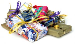 Vánoční dárky kupujeme dětem a rodičům, na sourozence a prarodiče zapomínáme