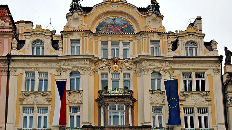 Úřady sídlí převážně ve starších a historických budovách s vysokými náklady